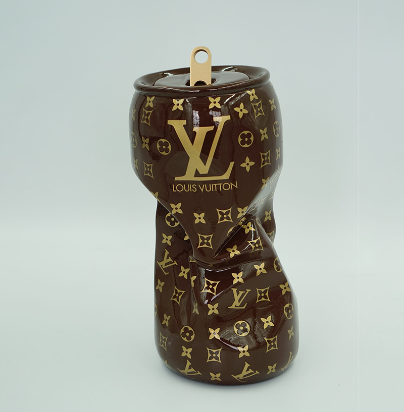 Pogięta puszka - monogram 1 Pogięta puszka - monogram