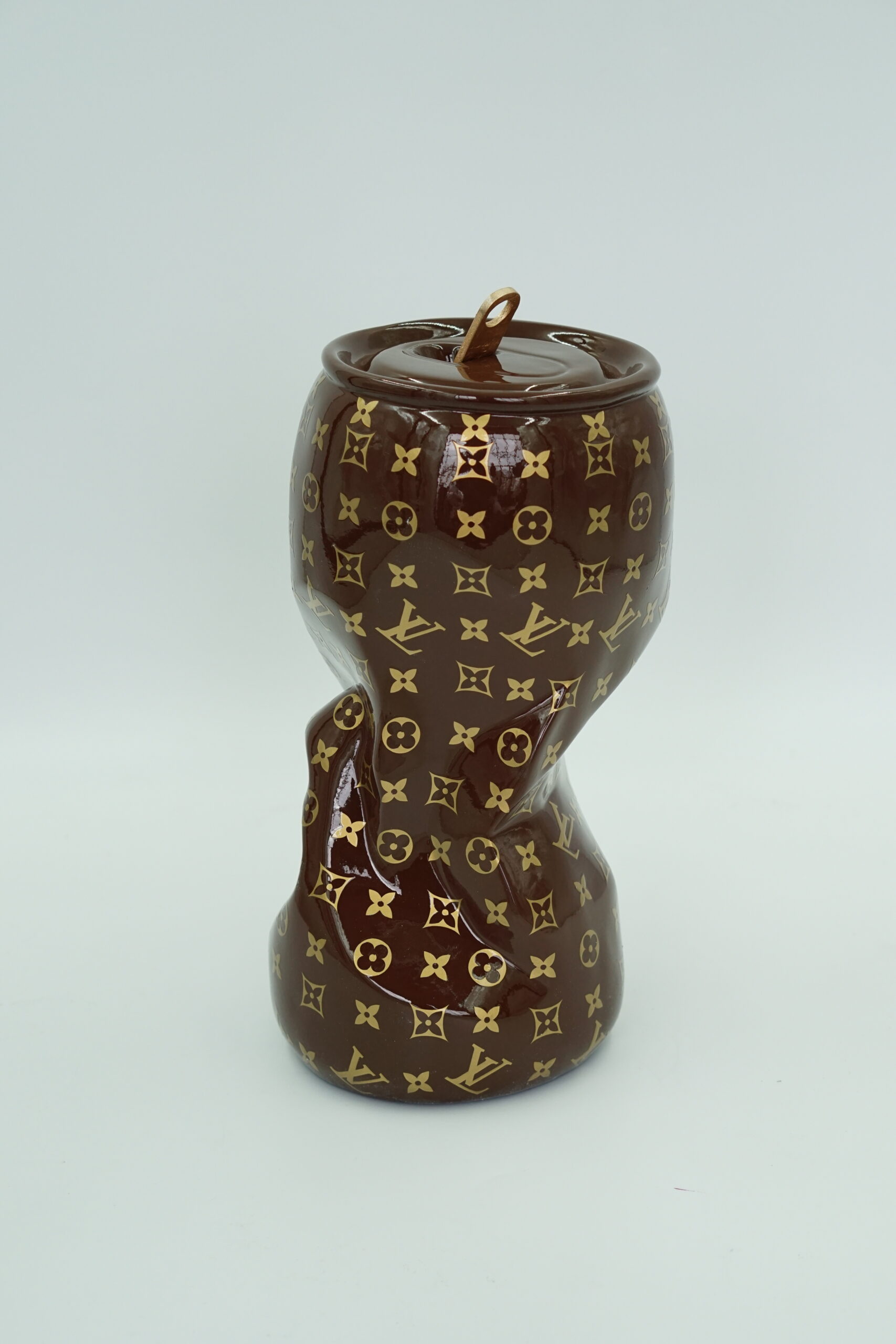 Pogięta puszka - monogram 2 Pogięta puszka - monogram