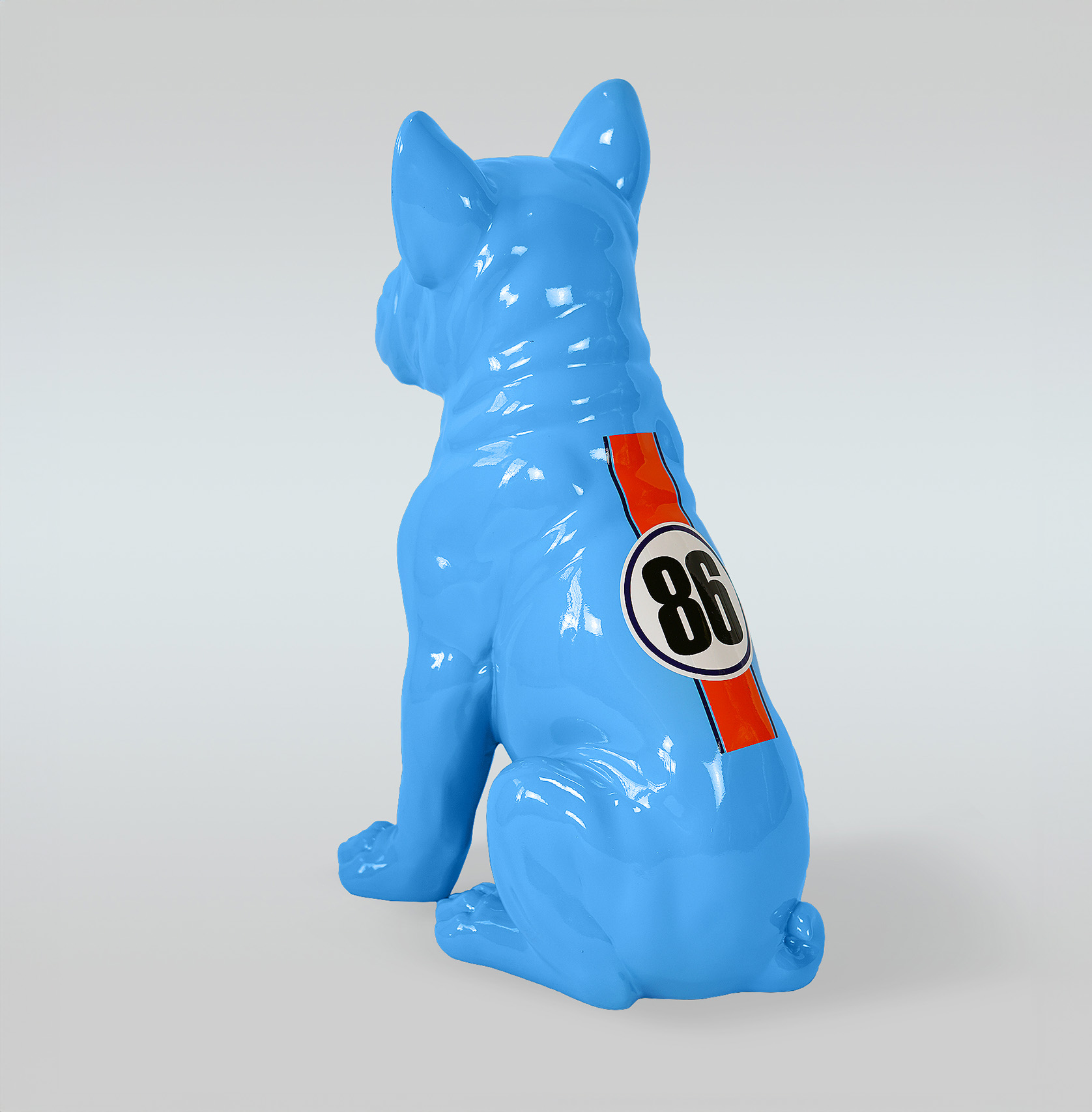 pies bulldog Juki L - siedzący jeden kolor + naklejka 2 pies bulldog Juki L - siedzący jeden kolor + naklejka