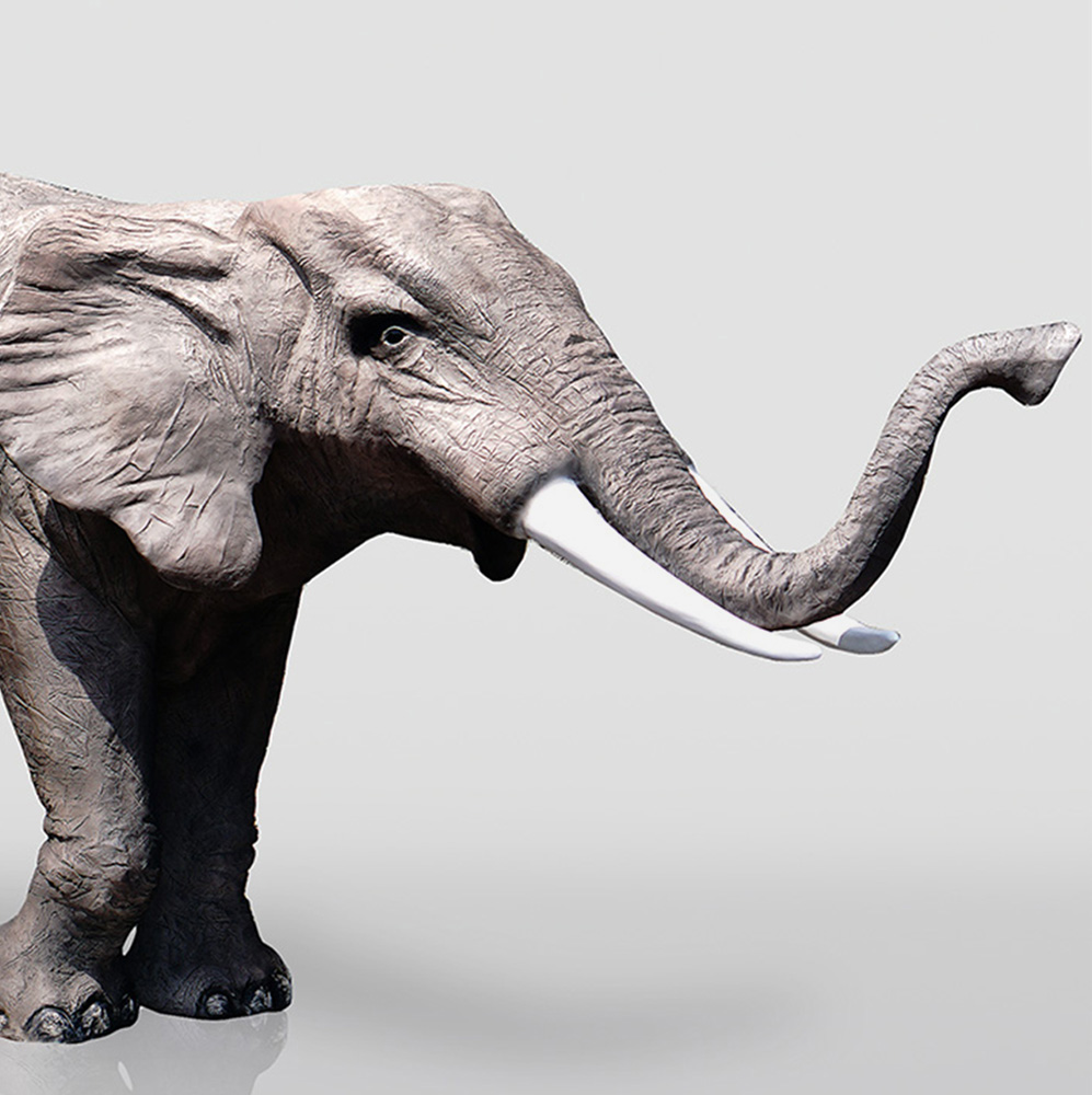 Figura 3D - Realistyczny Słoń Naturalnej Wielkości 1 Słoń z wyciągniętą trąbą na białym tle.