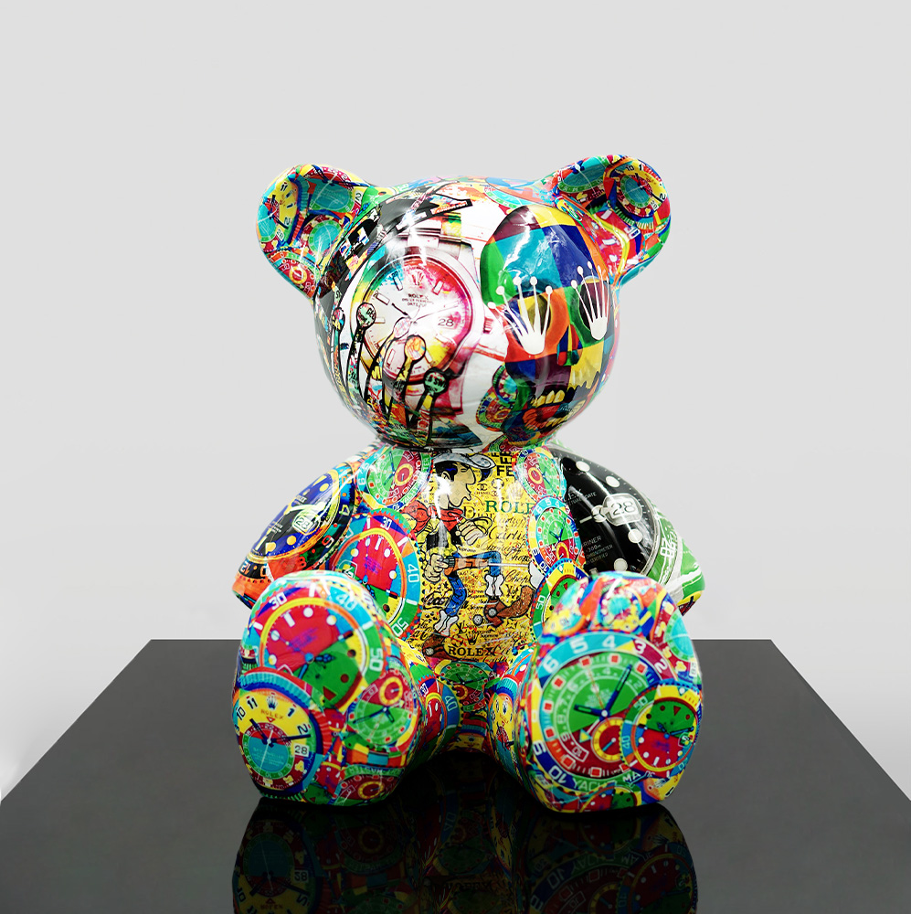 Mały Miś Siedzący - Rolex 1 Kolorowa rzeźba misia ozdobiona motywami zegarków.