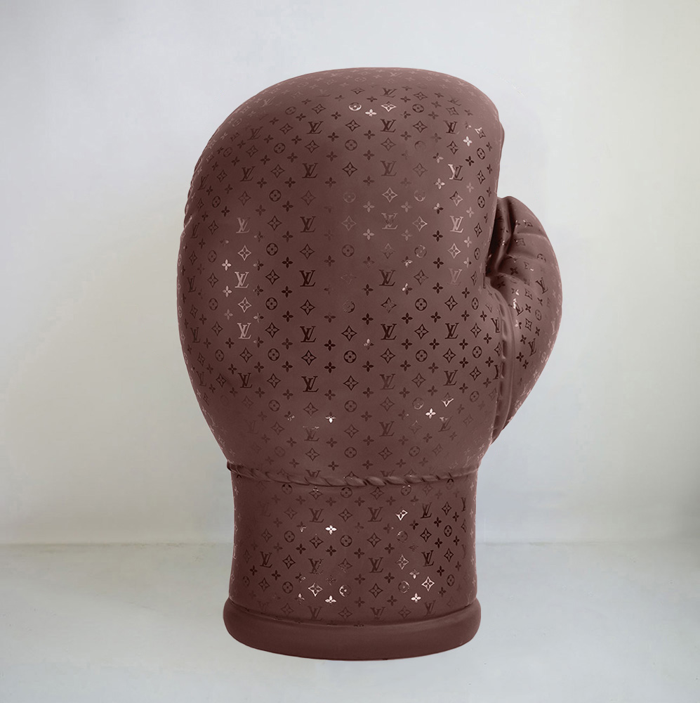 Duża Realistyczna Figura Rękawica Bokserska - Monogram 2 Brązowy bokserski rękaw wykonany ze wzorem w monogramy.