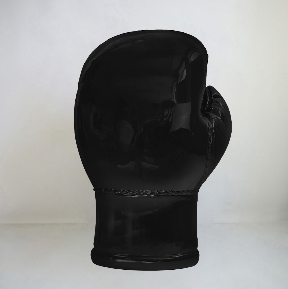 Duża Realistyczna Figura Rękawica Bokserska - Czarna 2 Czarna rękawica bokserska na białym tle.