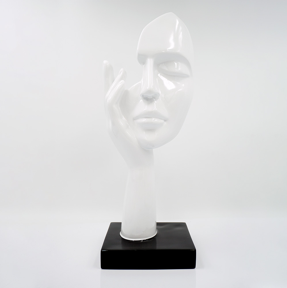 Mała Maska Na Podstawie - Motyw II 3 Biała rzeźba przedstawiająca twarz z zamkniętymi oczami podpartą dłońmi na czarnej podstawie na jasnym tle