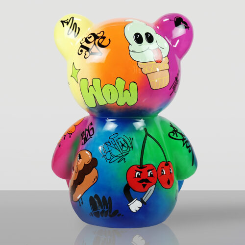 Kolorowy, błyszczący figurka misia o tęczowym kolorze, ozdobiona graffiti z napisem 