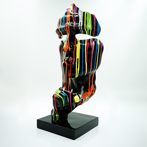 nowoczesna abstrakcyjna rzeźba fragmentu twarzy w czarnym kolorze z pionowymi, wielobarwnymi smugami farby na gładkim, czarnym podstawie