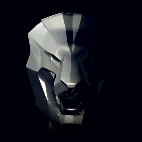 Metalowa, geometryczna rzeźba lub maska w kształcie głowy lwa o ostrych krawędziach na czarnym tle