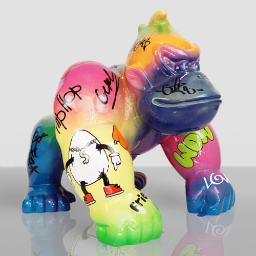 Kolorowa ceramiczna rzeźba małpy w pozycji czworonożnej z motywami graffiti, w tym napisy i postać jaja w czerwonych butach, na błyszczącej powierzchni odbijającej figurę.