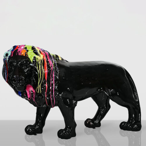 Czarna figura lwa z kolorowymi, ciekłymi smugami farby w jaskrawych kolorach spływającymi po grzywie, stojąca na jasnej powierzchni z odbiciem w tle o jasnym kolorze.