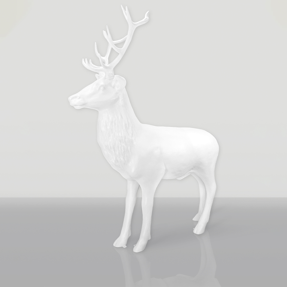 Figura Dekoracyjna 3D - Biały Duży Jeleń 1 Biała figurka jelenia z dużymi porożami stojąca na szarej, lustrzanej powierzchni na jasnoszarym tle